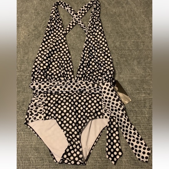 NWT Marilyn Monroe
Convertible One-Piece
Swimwear Size XL Black /White
Polka Dot - Picture 5 of 9
